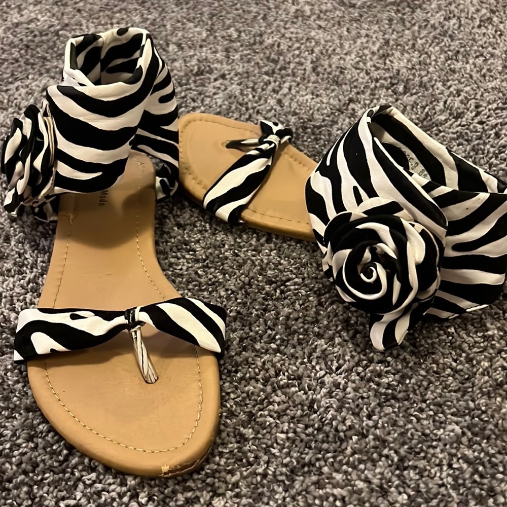 Zebra sandal size 8.5 with rose on the ankle